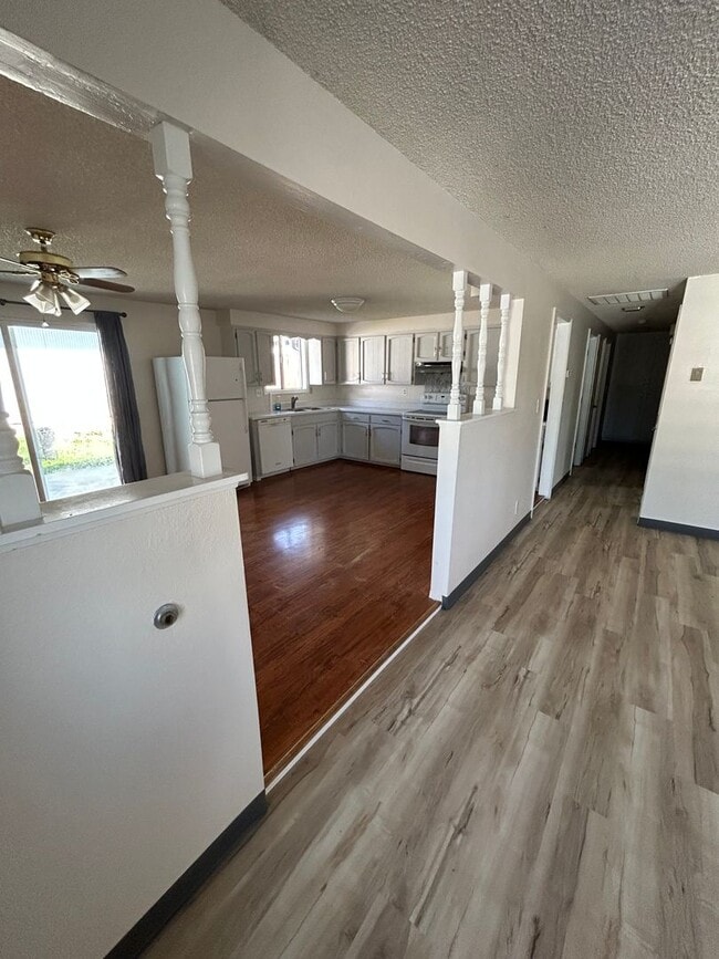 Building Photo - 2 Bedroom 2 Bath House