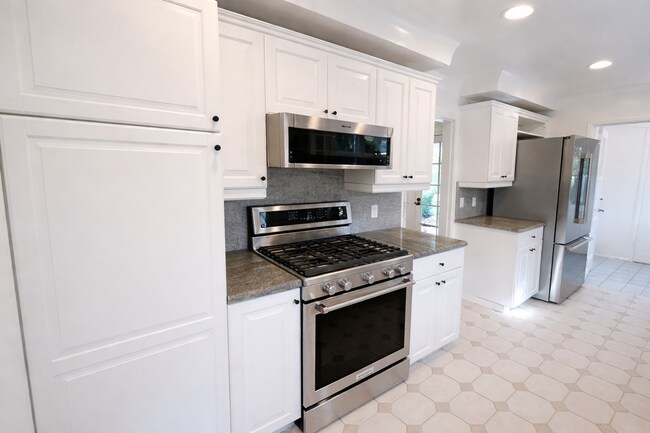 Building Photo - Charming Country English Home