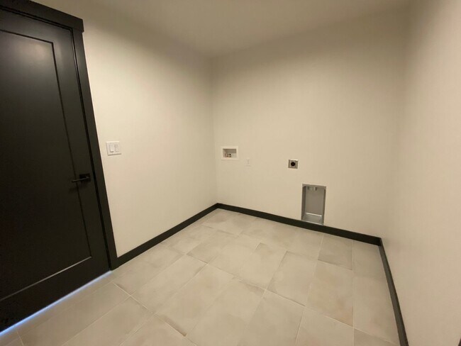 Building Photo - Close to Micron, 3 Bedroom 3 bath w/ a Mil...