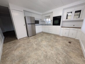 Building Photo - 2 Bedroom 1 Bath House with Detached Garage/Workshop