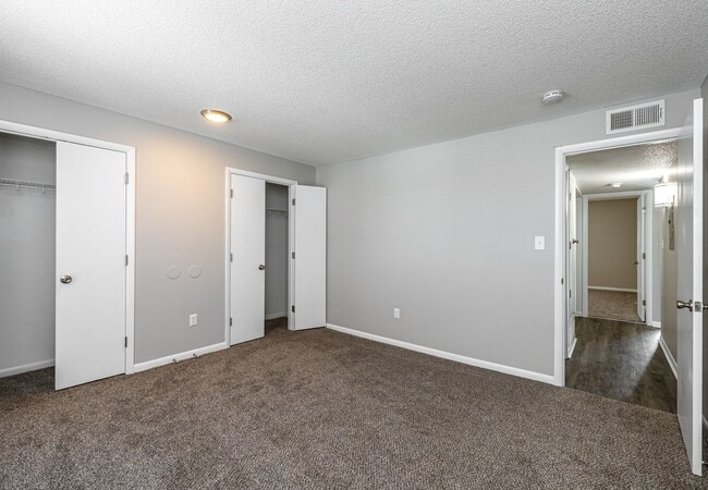 Building Photo - Spacious 2 Bed, 2 Bath Townhome in Overlan...