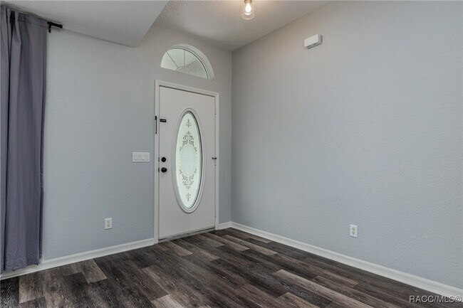 Building Photo - 320 N Fresno Ave