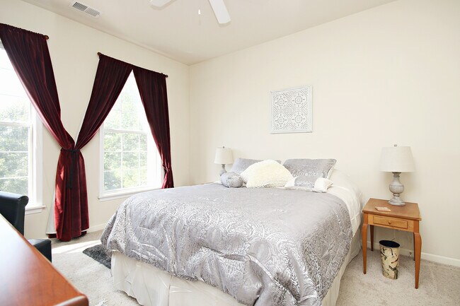 Building Photo - Top Floor, Pet-Friendly Riverbend Condo on Pantops