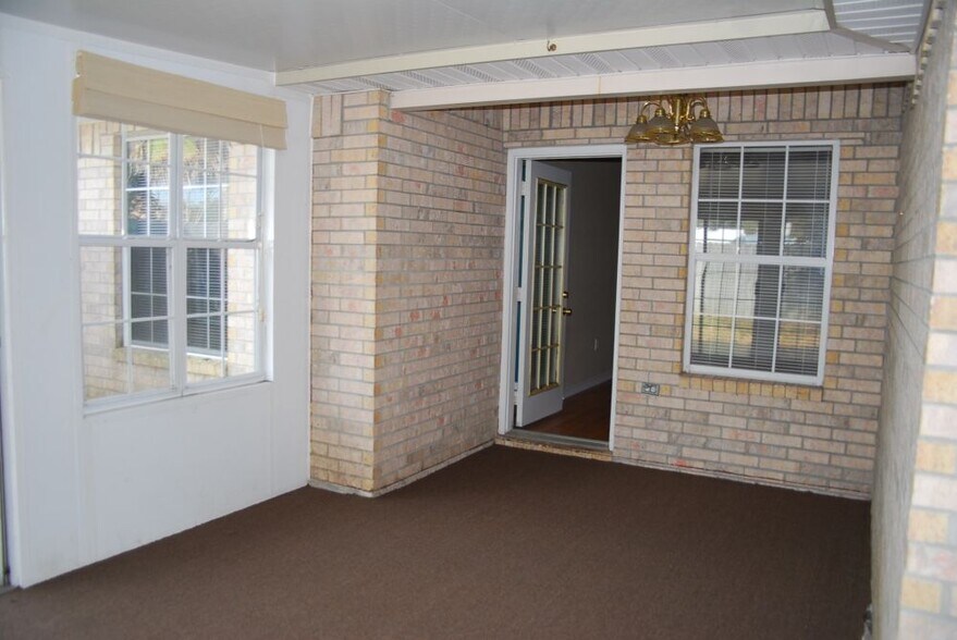 Building Photo - 14486 Williamsburg Dr
