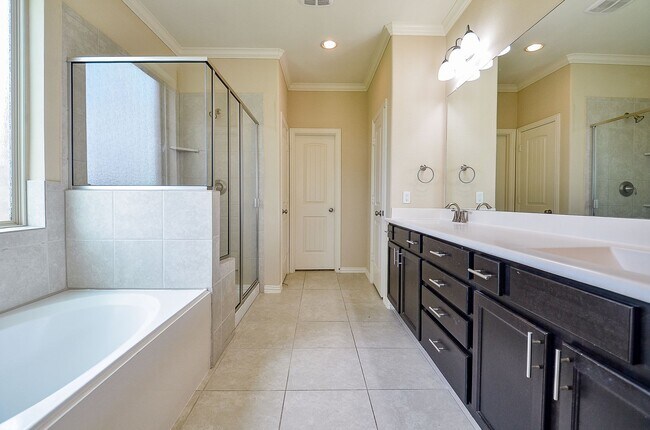 Building Photo - Gorgeous 4-bedroom home!