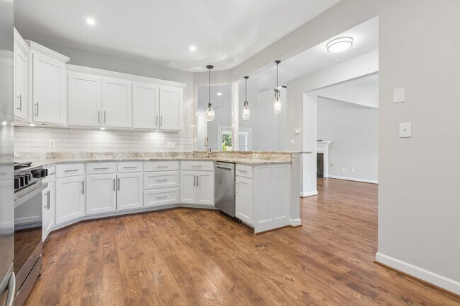 Building Photo - Gorgeous Home Ready for Move In