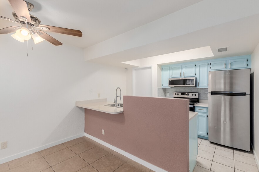 Building Photo - 925 W Peoria Ave