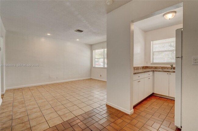 Building Photo - 856 SW 10th St