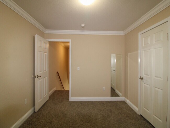 Building Photo - Charming Townhome Close to Downtown Pulaski