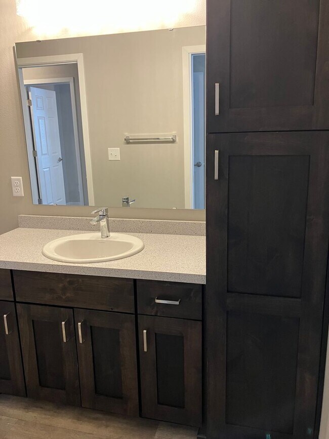 Building Photo - 4 Bed 2.5 Bath Single Family Home