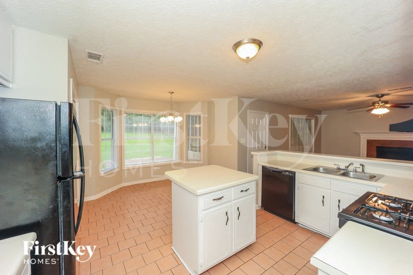 Building Photo - 11685 Heritage Dr
