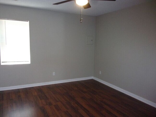 Building Photo - 2 Bedroom 2 Bath Duplex near Cherry Park