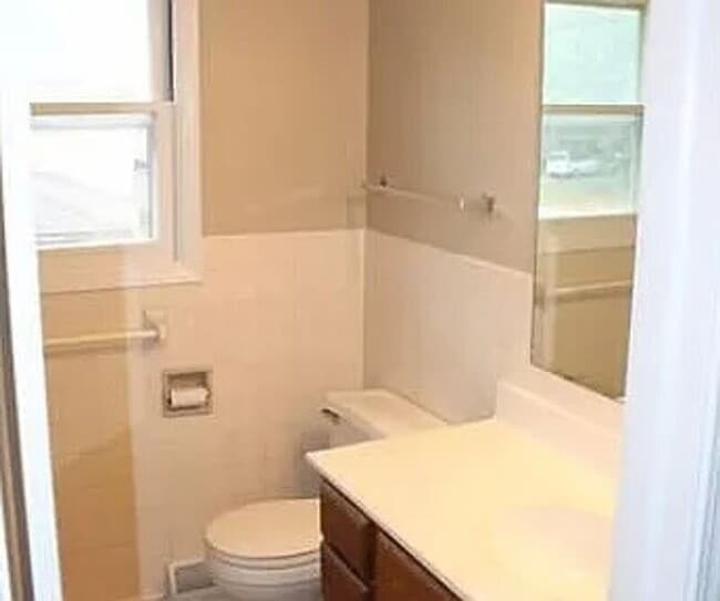 Building Photo - 721 Circle Dr