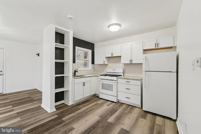 Building Photo - 800 Stoll St