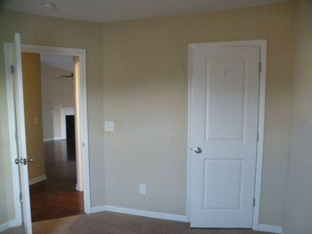 Building Photo - Near new home in comfortable family community