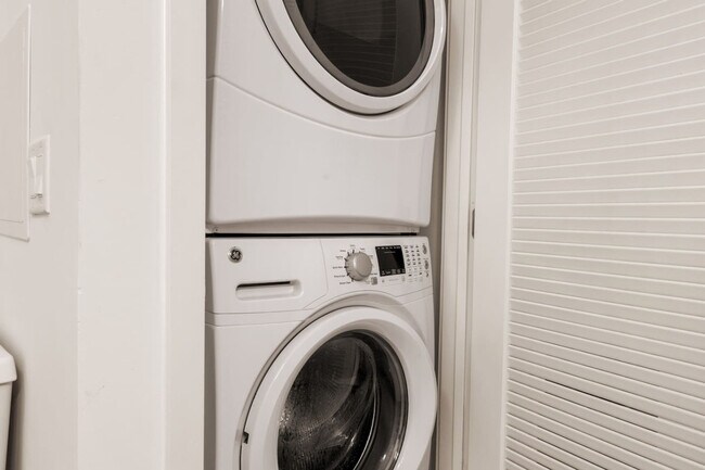 Building Photo - 120 Neilson St