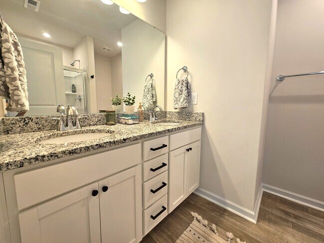 Building Photo - 698 Oak Br Pl