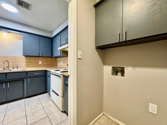 Building Photo - 143 Barrett Pl