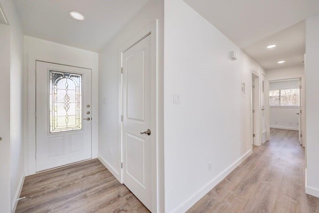 Building Photo - 801 Salem Ln