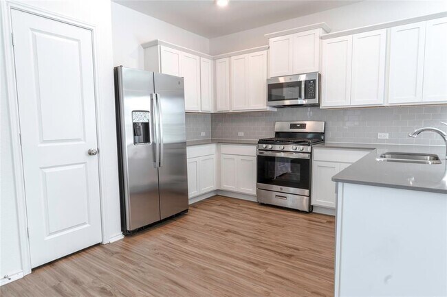 Building Photo - 913 Legends Ln