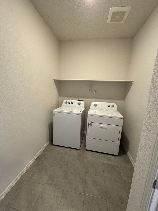 Building Photo - 4 bed 2 bath home in Huning Ranch! Newly B...