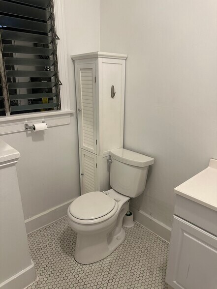 Bathroom View 2 - 717 1/2 N Ridgewood Pl