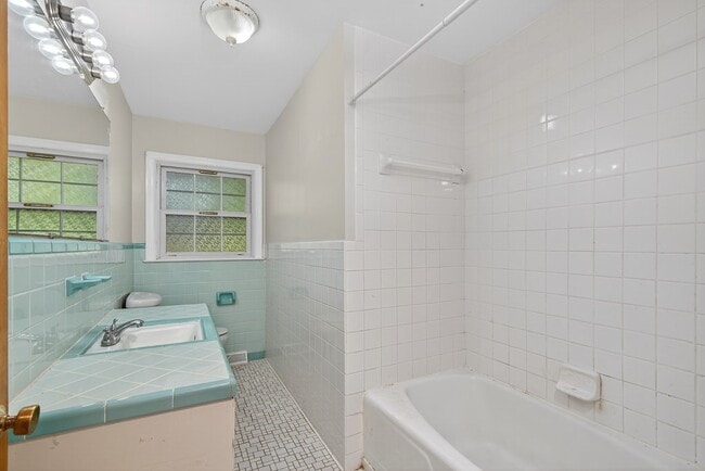 Building Photo - 316 Morningside Dr SW