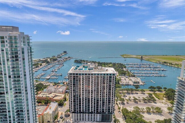 Primary Photo - 1 Beach Dr SE
