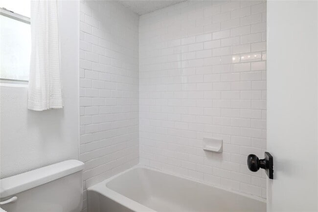 Building Photo - 804 Lone Tree Ct
