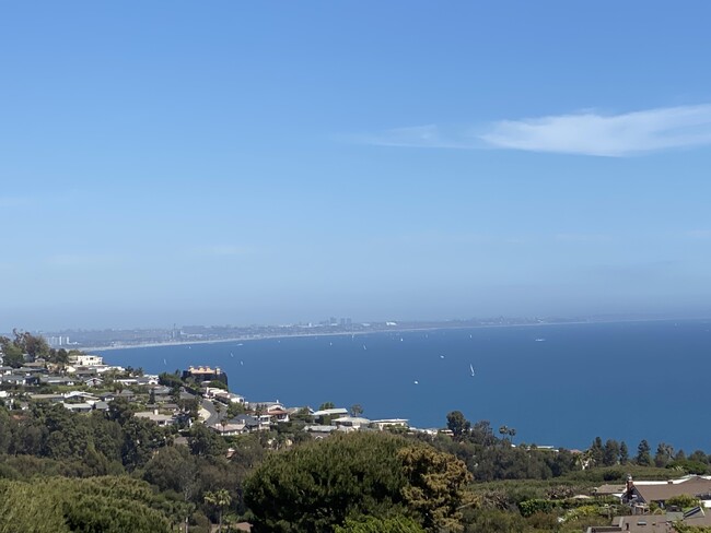 PANORAMIC OCEAN VIEWS - 3440 Shoreheights Dr