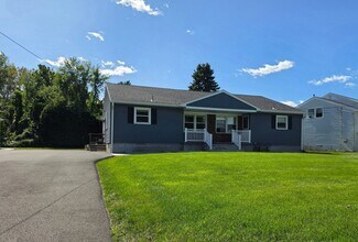 Building Photo - 9 Bayberry Dr