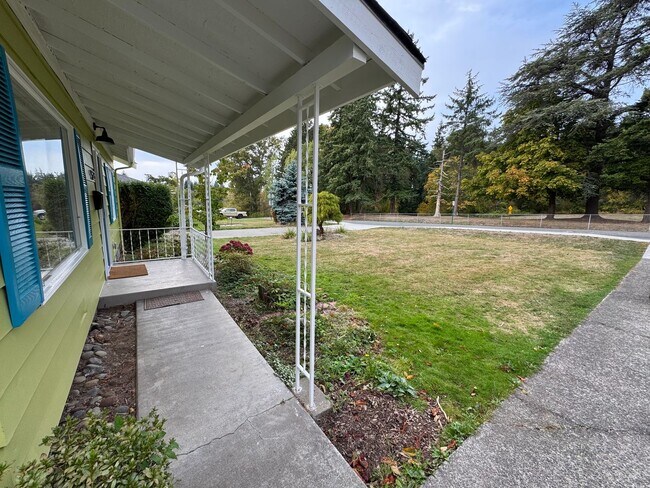 Building Photo - Charming Short Term Rental - 1-6 Month Lease