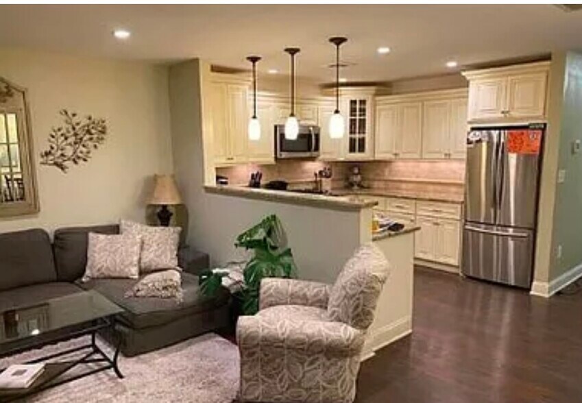 Building Photo - 64 Holly Dr