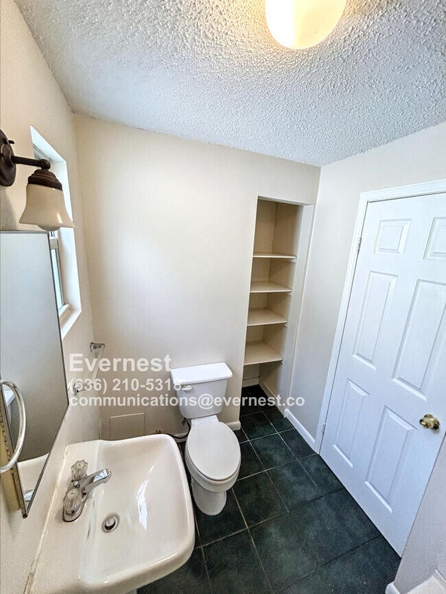 Building Photo - Charming 2-Bedroom Home with Off-Street Pa...