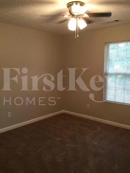Building Photo - 2324 Sandspring Dr SW