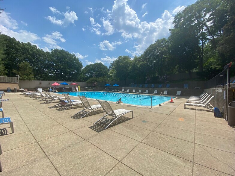 Building Photo - 33 Pond Ave