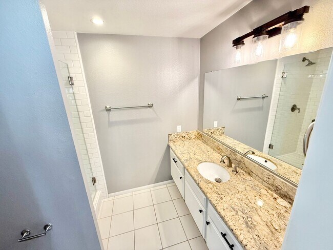 Building Photo - Beautiful 3 bed/3 bath In Costa Mesa