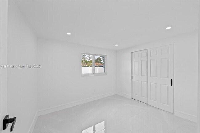 Building Photo - 719 SW 25th Ave