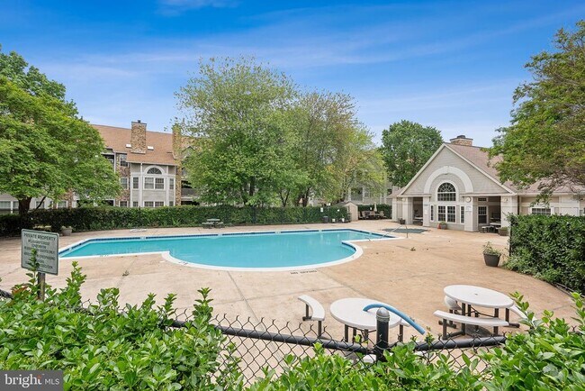Building Photo - 5604 Willoughby Newton Dr