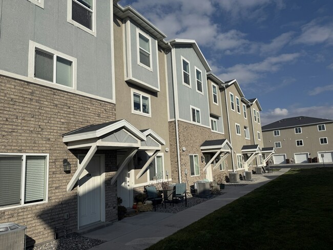 Building Photo - 96 670 N