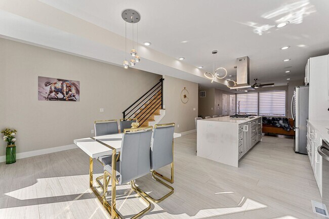 Building Photo - 5 Bed, 5 Bath home in South Park Hill