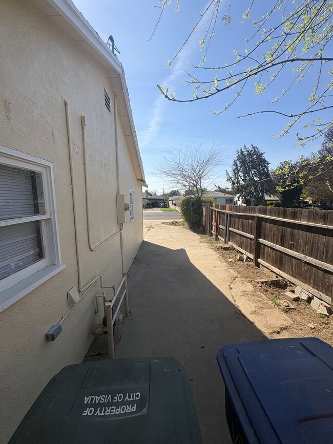 Building Photo - 3 Bedroom 1 Bath S Visalia available now