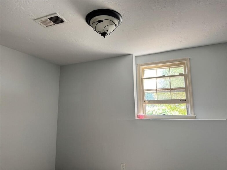 Building Photo - 153 Holcomb Ferry Rd