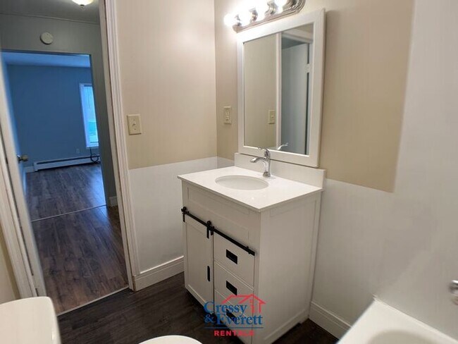 Building Photo - Cute 2 Bedroom Lower Unit