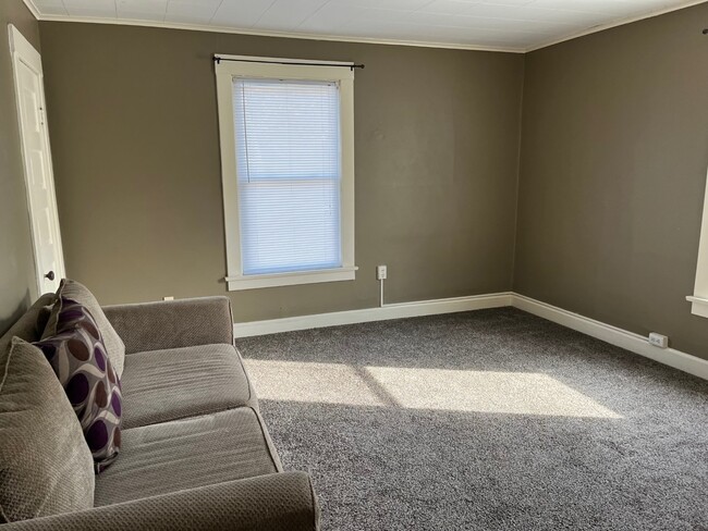 Living are - 120 E Broadway St
