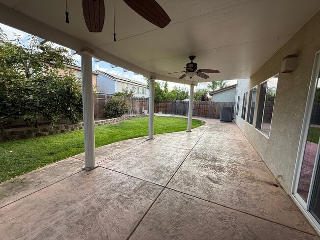 Building Photo - 2424 Sandpiper Ln