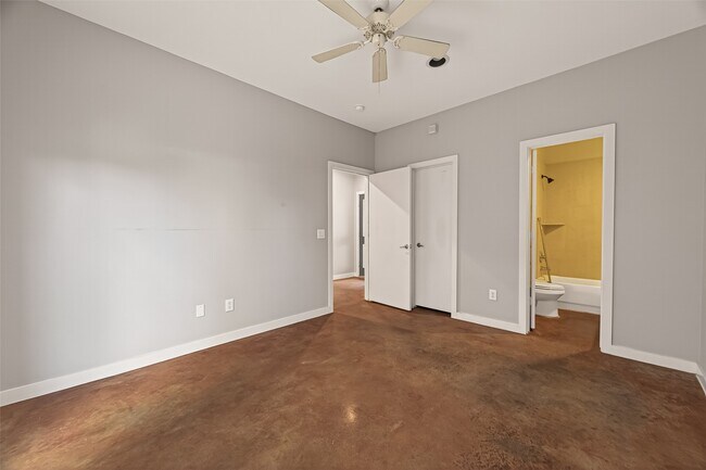 Building Photo - 1112 Columbus St