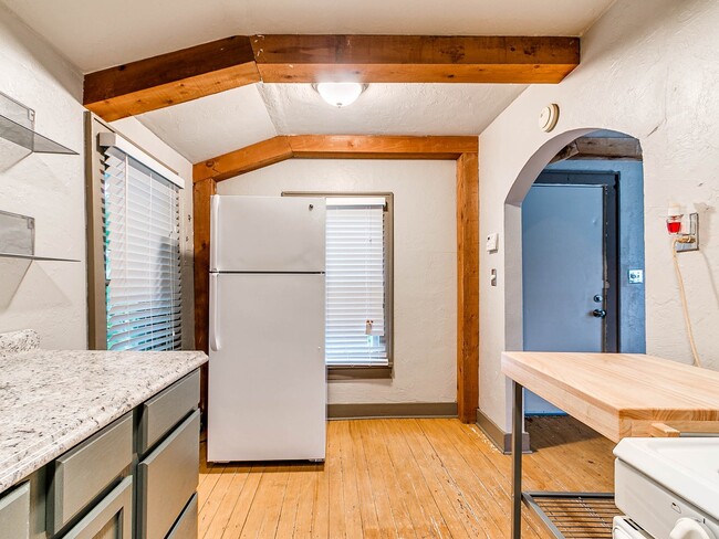 Building Photo - Unique with a Artsy Flare    1Bed + Flex Room /1.5 Bath in Edgemere Park