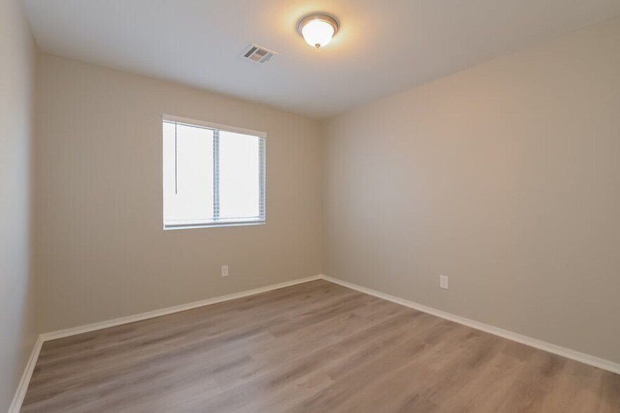 Building Photo - 682 Covina Dr