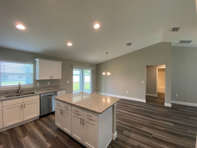 Building Photo - 13 Poplar Ln